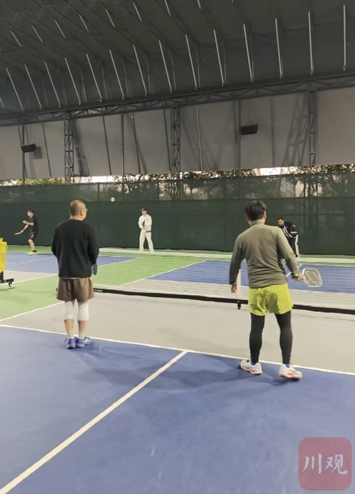 正在打球的匹克球爱好者