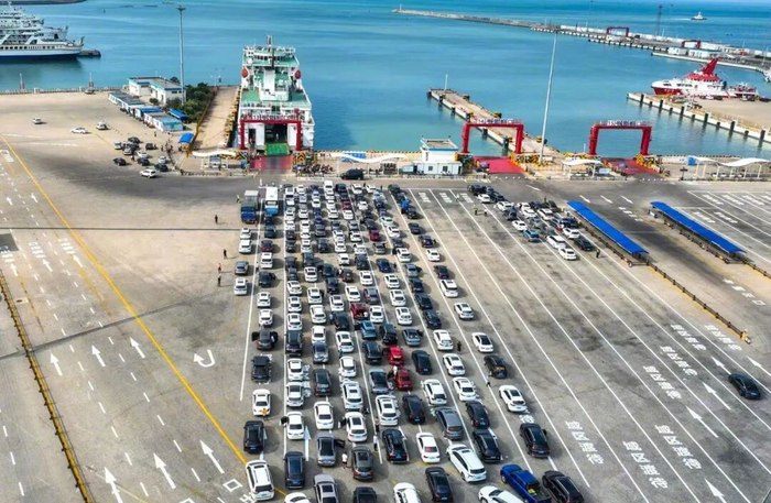 2月22日，春节假期接近尾声，海口新海港迎来返程客流高峰。海南日报全媒体记者张茂 摄