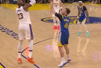 还有半节时间！詹姆斯三分再中&amp;个人4中4 赛季半场三分球新高