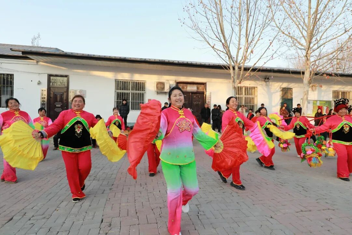 在徐申寨村村民广场，群众正在表演秧歌