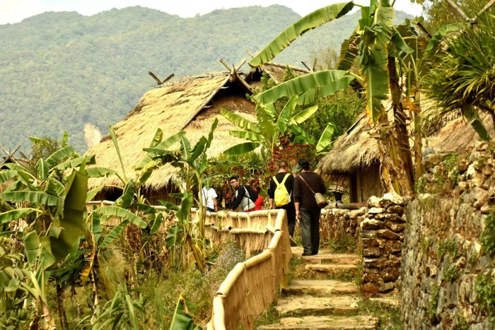 △春节期间，《熊猫计划之部落奇遇记》取景地翁丁古寨迎来游客高峰。