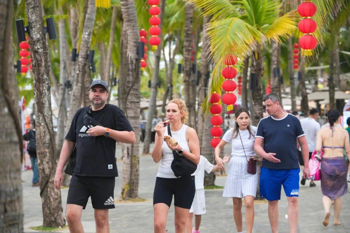 2月27日，春节假期过后，三亚大东海旅游热度不减，吸引中外游客前来体验游玩。海南日报全媒体记者王程龙 摄
