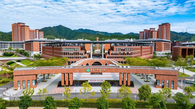 深圳最大高中园深圳中学高中园。