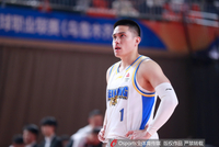 京媒：陈盈骏又打成了小外援 希望回到联赛大伙还对他办法不多