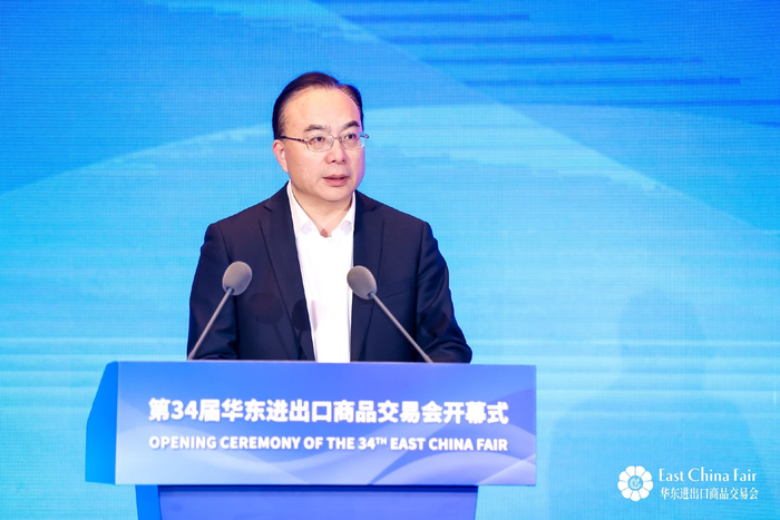 图为上海市政府副秘书长朱民致辞