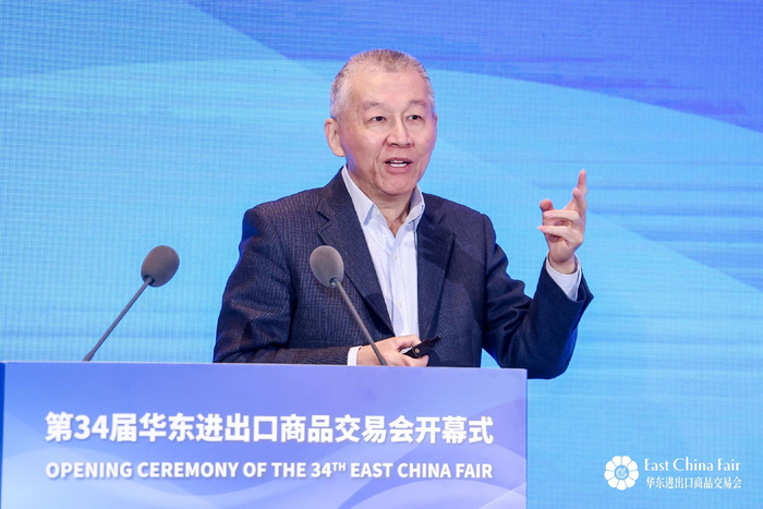 图为上海市宏观经济学会会长王思政发言