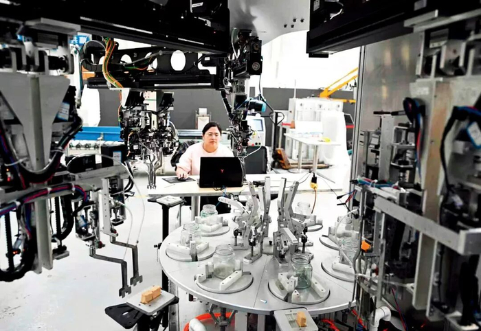 唐山四维智能科技有限公司为北京王致和研发的腐乳自动装瓶机器人。摄影/吕光宇