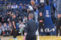 不讲武德热身时詹姆斯躲在追梦身后偷袭盖帽&amp;后二人激情相拥