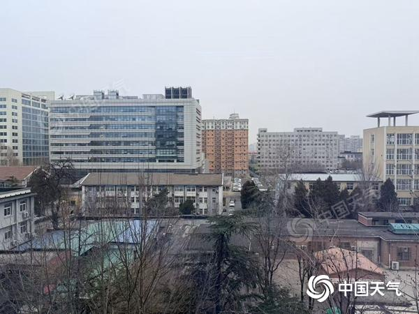 　　今晨，北京天空云量较多。（图/中国天气网杜冰冰）