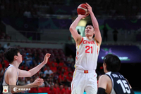 防守再硬一点！胡金秋首节出战5分25秒 4中3拿到6分1板