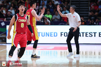 解说：在今天这场对着跑比投篮的对攻大战里 万幸我们收获了胜果