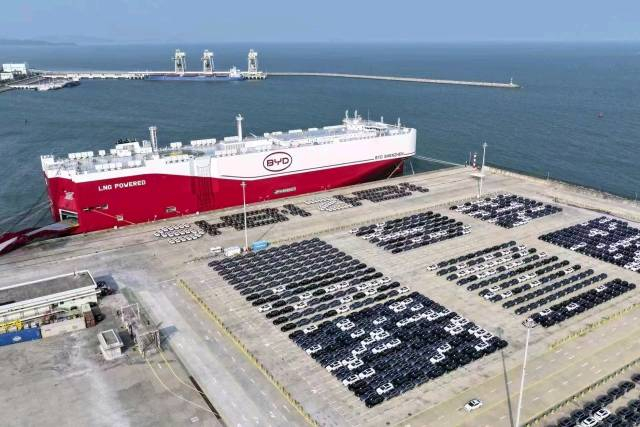 深汕特别合作区发挥厂港联动优势，加快打造世界级汽车制造城。