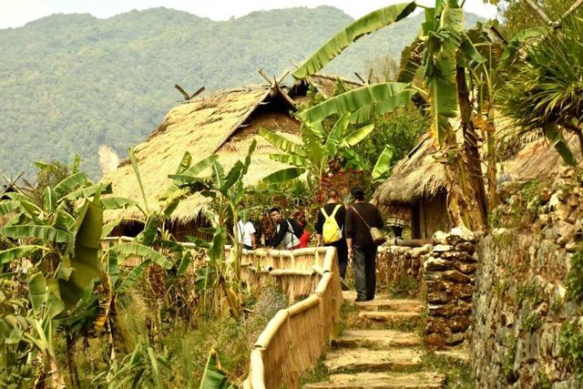 △春节期间，《熊猫计划之部落奇遇记》取景地翁丁古寨迎来游客高峰。