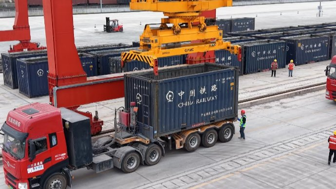 内江国际铁路港内龙门吊正在进行装车作业