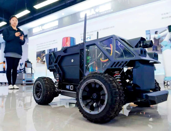 唐山·中关村机器人产业创新中心“机器人+”展示体验中心内工作人员正在调试自动驾驶微型车巡检工作。摄影/杜雯拓