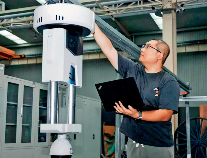 唐山中弘智能科技有限公司技术部研发工程师在调试巡检机器人。摄影/徐慧