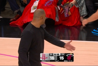 这人能放？申京选择沉退 放空希罗三分！乌度卡直接喊停