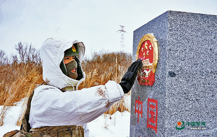 　　巡逻战士擦拭界碑国徽。