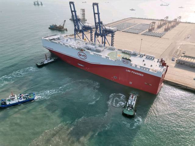 小漠港开年迎来汽车滚装出口三连发。