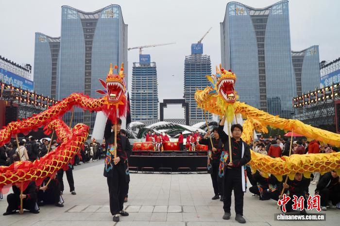 2月28日，浙江义乌全球数贸中心门前，舞龙庆开市。董易鑫 摄