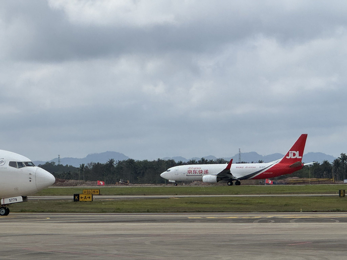 新航线由京东航空运营，采用B737-800全货机执飞。海南日报全媒体记者王子豪 摄
