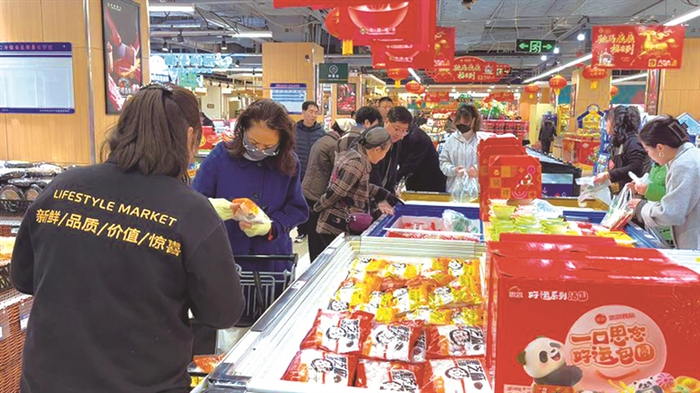 市民在超市采购商品