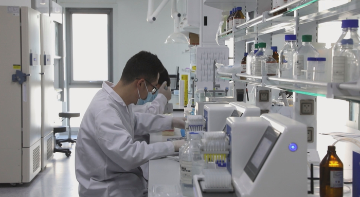 涿州国家模式动物表型与遗传研究重大科技基础设施内，科研人员正在进行实验。  涿州融媒供图