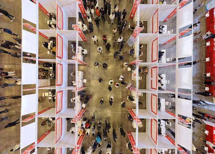 招聘会现场。德龙 摄