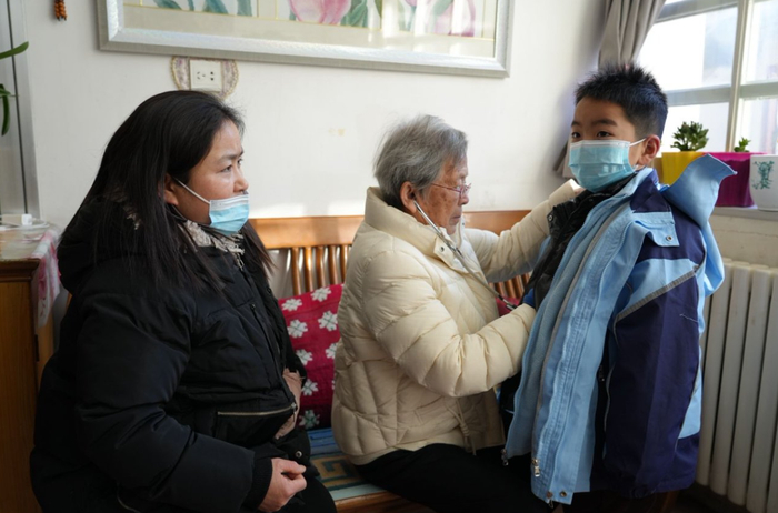 隆冬，路生梅为儿童义诊（央广网发  佳县融媒体中心供图）