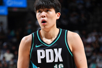 又无机会了？开拓者落后8分 杨瀚森上半场依然未获得出场机会