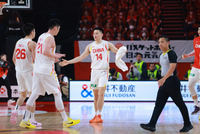 媒体人：李弘权冲篮板&amp;二次进攻嗅觉 是现在中国男篮锋线最紧缺的