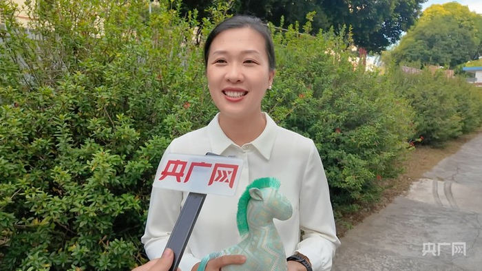 吕妍展示黎锦文创手办（央广网发  赵芷萱  摄）