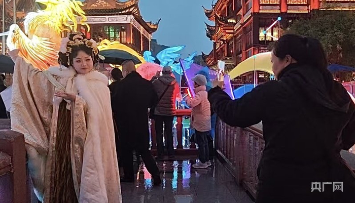 市民在豫园九曲桥上留影（央广网记者  林馥榆  摄）
