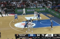 苦苦追赶！胡金秋补篮得手 中国男篮落后7分进入暂停