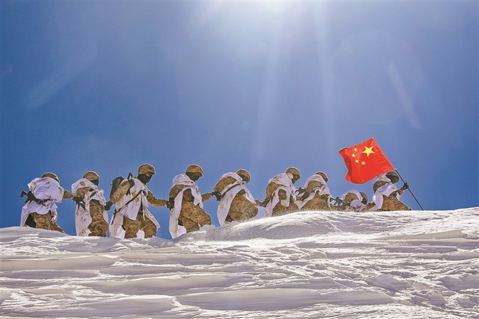 图为阿里军分区某边防团巡逻官兵踏雪前行（资料图片）。