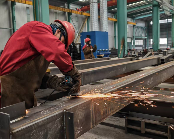 焊花飞溅赶订单。洪晓燕摄