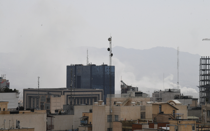 ▲2月28日，伊朗首都德黑兰市区被袭击后冒出浓烟。图/新华社