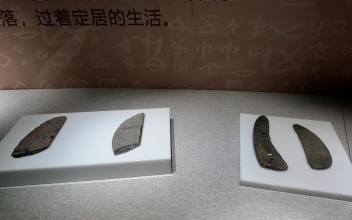 怀柔水库西山出土的新石器时代石镰。图/“北京怀柔”微信公众号