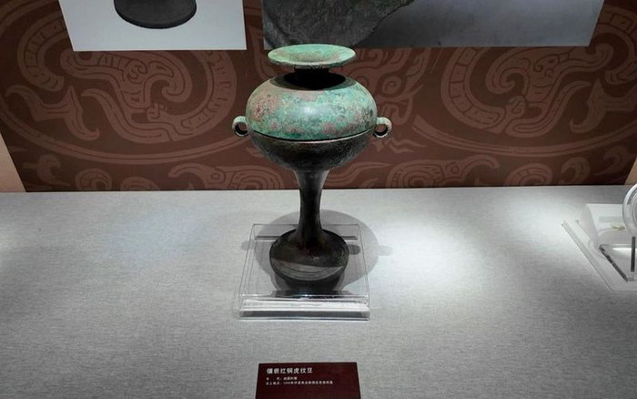 战国时期的镶嵌红铜虎纹豆。图/“北京怀柔”微信公众号