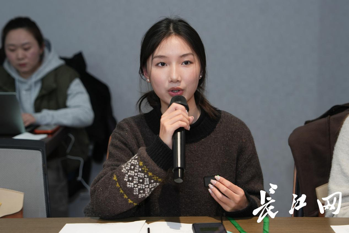 中南财经政法大学法学院法学（卓越法律人才实验班）专业2023级本科生袁书怡作交流分享。记者彭年 摄