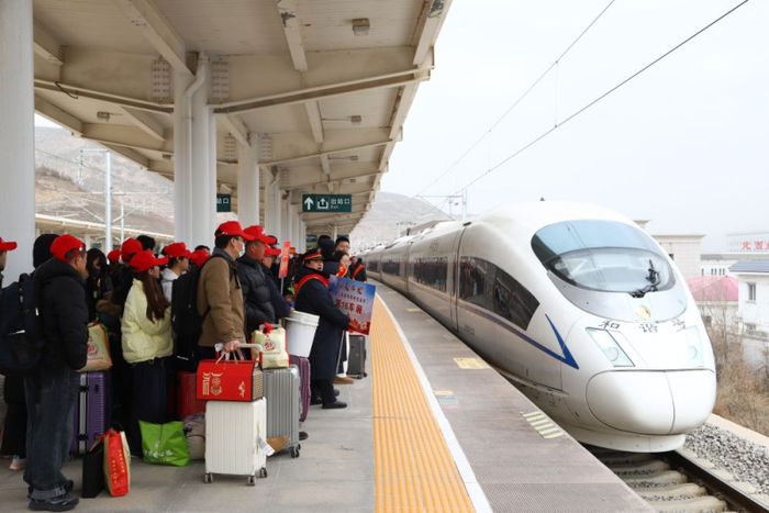 2月25日，返岗务工人员在甘肃定西北站准备乘车。新华社发（王光辉摄）