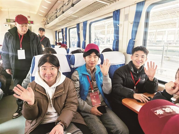 赴省外就业人员坐上了火车。西海新闻记者  莫青 摄