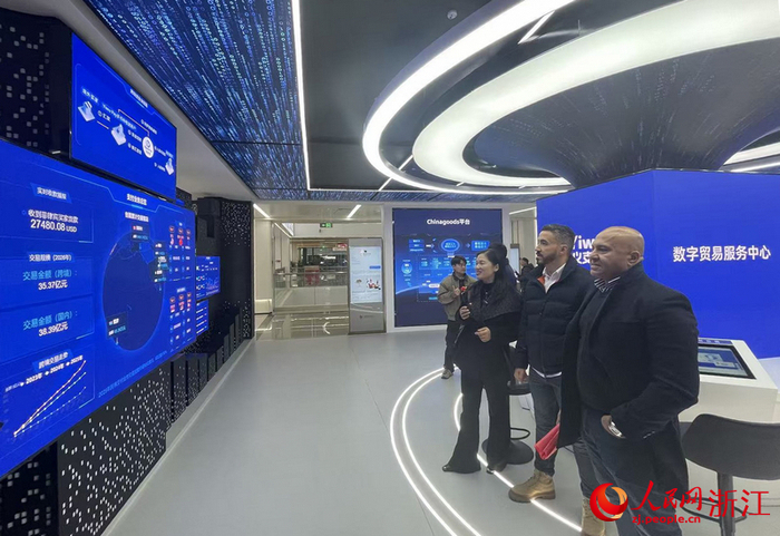 义乌数贸中心二楼，外商正在观看“出海”数据。人民网记者 王丽玮摄