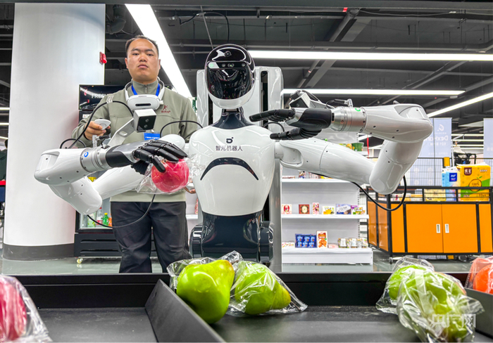 训练师在操控机器人进行数据采集（央广网记者  梁瑜琳  摄）