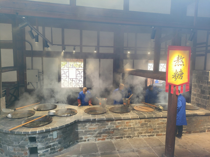 内江糖业博物馆内正在进行手工熬糖（内江市融媒体中心供图）