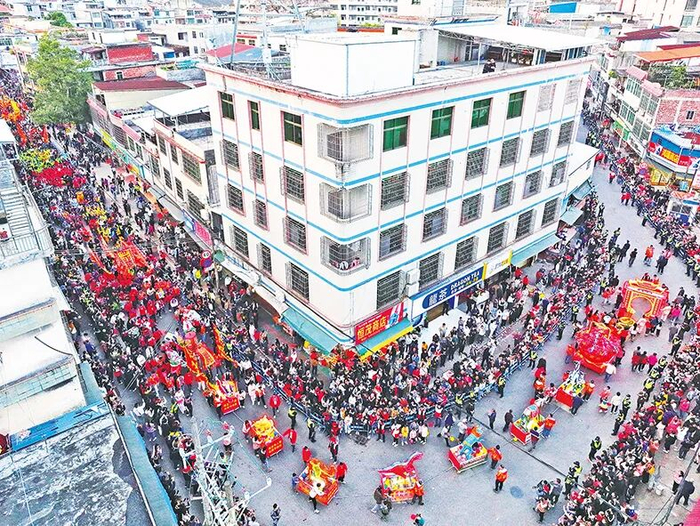 英德市大湾镇舞火麒麟表演。　清远日报签约摄影师　曾德韬　摄