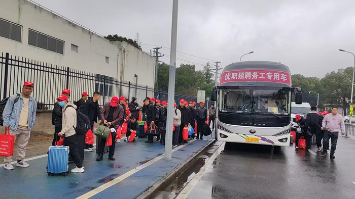 “陇西－南京就业直通车”到达南京厂区。受访者供图