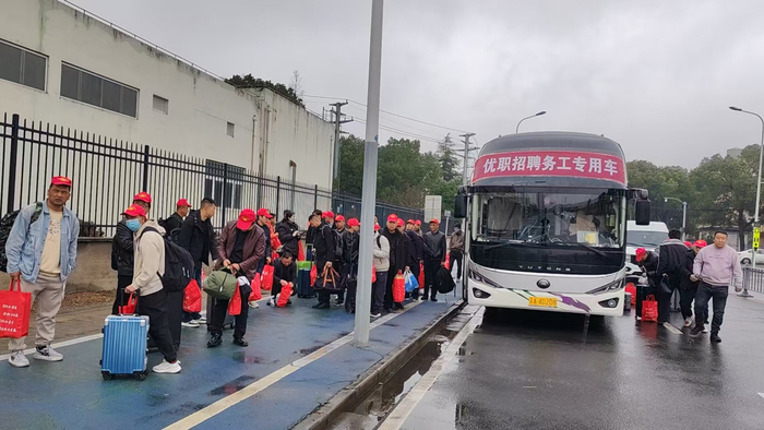 “陇西－南京就业直通车”到达南京厂区。受访者供图