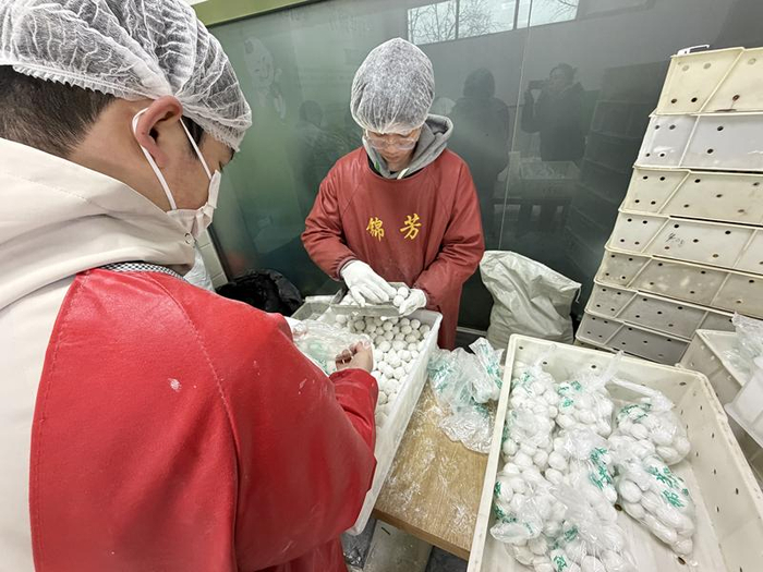 老字号的新口味元宵受到消费者欢迎。新京报记者 王萍 摄