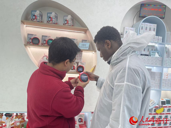 一位外商正在了解AI闹钟。人民网记者 王丽玮摄